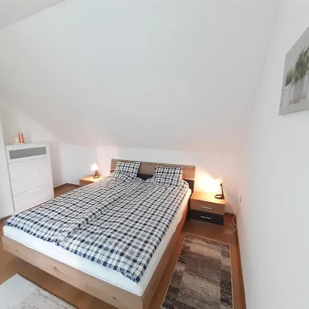 Laura Medencevel * Balatonkenese