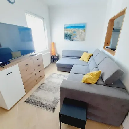 Laura Medencevel Balatonkenese