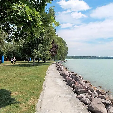 Laura Medencevel Casa de Férias Balatonkenese