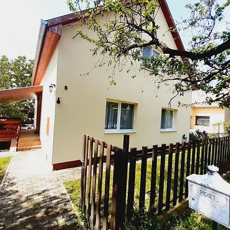 Nyaraló Laura Medencevel Balatonkenese