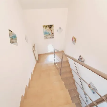 Laura Medencevel Prázdninový dům