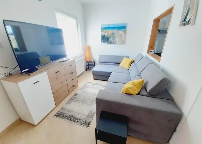 Laura Medencevel Balatonkenese